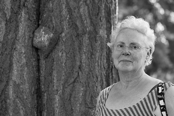 Susan in Hortus met een groot boom